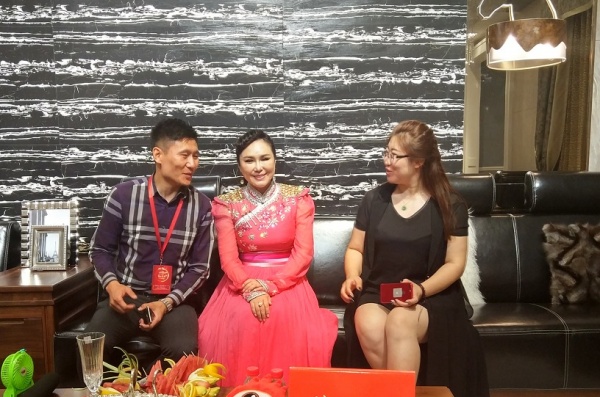 华日家居营销总裁吕永兵（左）、乌兰托娅（中）接受新浪家居采访