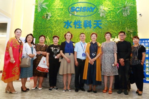 图注: 中国家具协会、中国涂料工业协会领导参观无毒家具展馆