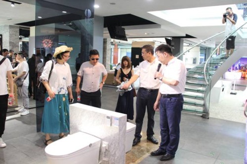 欧路莎智能卫浴有限公司总经理刘建宁向访客讲解产品