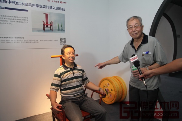 华南农业大学博士生导师李凯夫（左）、中央民族大学人体工程学专家苏垣（右）点赞纯本森活《新明椅》