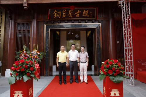 揭牌仪式：图左为傅济总经理、图中为李建刚董事长、图右为林安先生