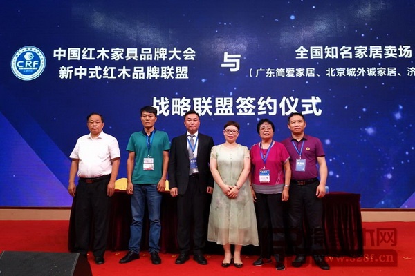 忆古轩董事长刘定杰（左一）与全国知名家居卖场签订战略合作框架协议