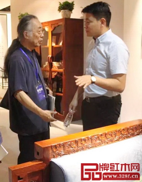 中国明式家具研究所原所长濮安国（左一）与总经理刘宇（右一）亲切交流