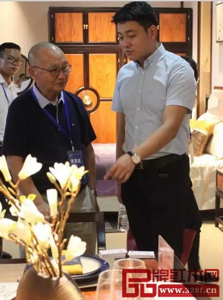 中国高等教育家具设计专业创始人、中国新中式文化研究院院长胡景初（左一）与总经理刘宇（右一）亲切交流