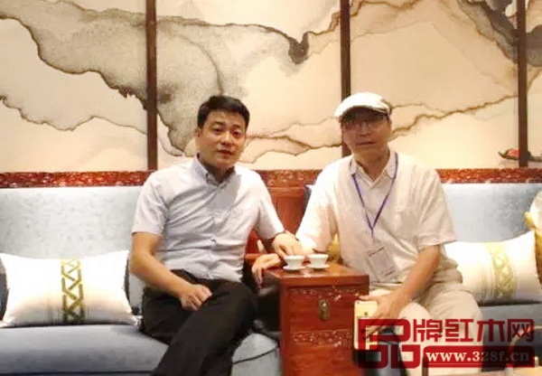 教育部《家具设计与制造》专业带头人彭亮（右一）与总经理刘宇（左一）合影