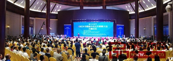 首届中国新中式红木家具大会”8月9日盛大开幕，现场人气十分火爆
