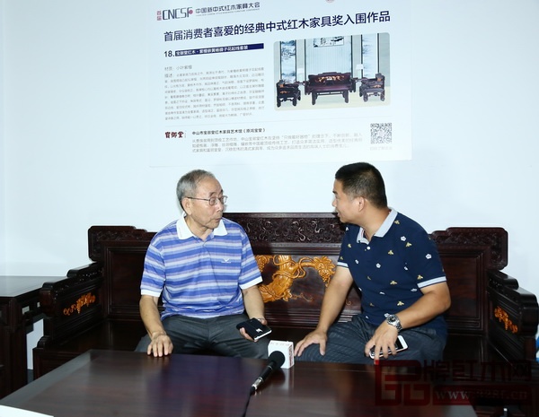 中国红木家具技术专家曹新民（左）对宝御堂红木作品进行点评，并与其总经理李巧新（右）交流