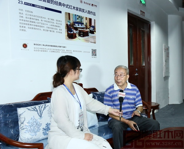 中国红木家具技术专家曹新民（右）盛赞华行红木《巴花·云窗观景沙发》造型精巧、工艺精湛