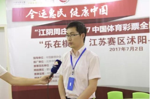 福庆集团市场部经理朱海楼接受电视台采访