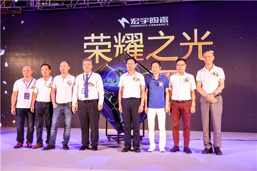 品牌总经理张永春（左四）出席2017年夏季新品发布会