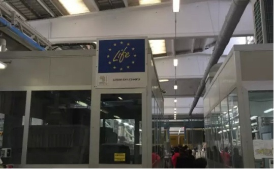 IMOLA工厂生产车间内有欧盟LIFE绿色生命环保认证证书，其生产环境达到欧盟环保的要求