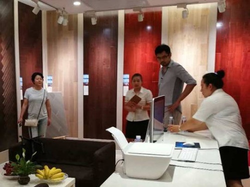 设计师王晨专程来到天格专卖店为委托家庭亲手挑选适宜的地板 
