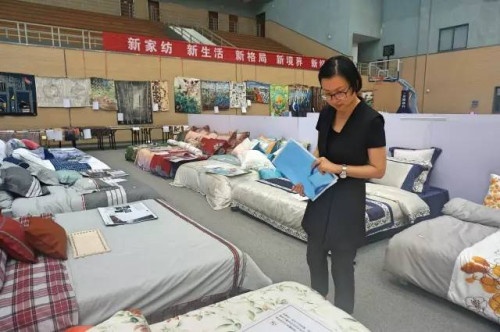 大赛评委：《国际纺织品流行趋势》执行主编郑亚男