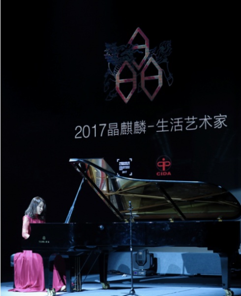 “2017晶麒麟-生活艺术家”获得者钢琴家陈洁现场表演《梁祝幻想钢琴曲》选段。