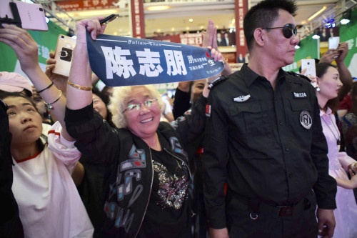 图：从南京飞来的、73岁的铁杆粉丝
