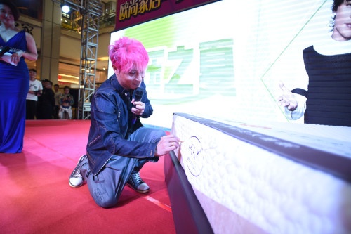 图：陈志朋在美国款 · 和悦之声床垫上签名