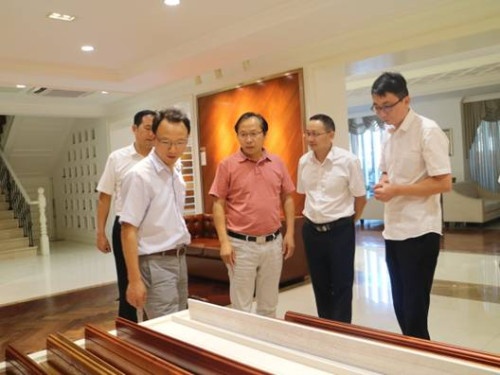 省消保委副秘书长韩志斌（左一）、省地板协会秘书长方崇荣（右三）等领导参观天格展厅