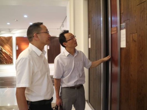  省消保委副秘书长韩志斌（右一）盛赞天格实木地热地板的品质