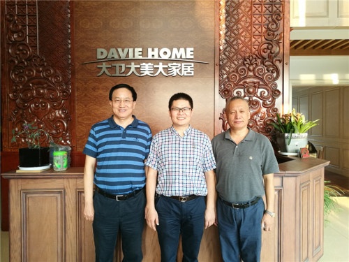  中国木材与木制品流通协会会长刘能文（左一）、副会长兼秘书长李佳峰（右一）与大卫董事长蒋卫合影