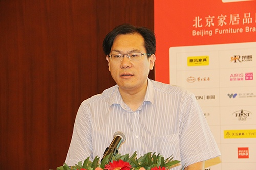 官湖镇党委书记李鹏飞对现场百余人，推介了邳州木制品木结构产业园投资环境