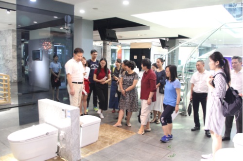 欧路莎智能卫浴有限公司总经理刘建宁向来访团介绍展厅产品