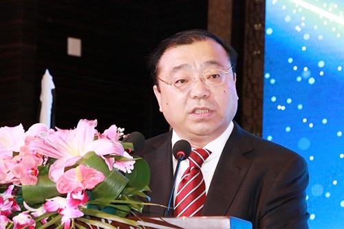 中国五金制品协会执行理事长张东立介绍中国经济及五金制品行业发展情况