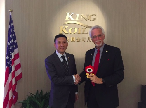 金可儿中国执行董事王珏（左），金可儿全球总裁OwenShoemaker（右）