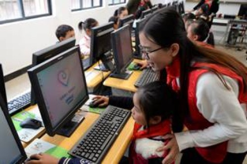  欧普照明志愿者通过电脑课与孩子们积极互动