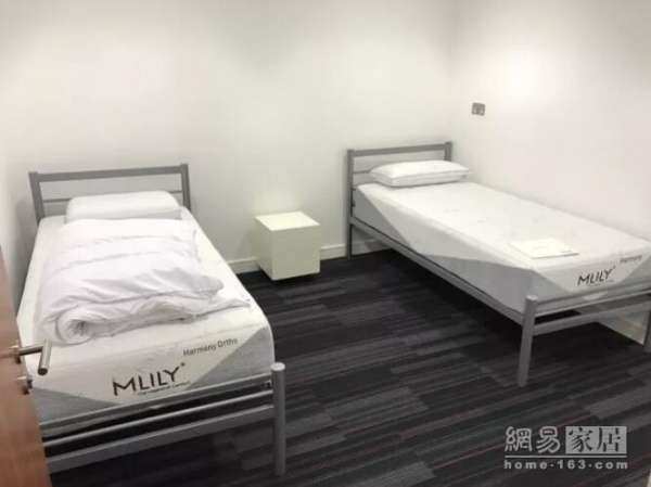 ，Mlily梦百合全线产品早已入驻曼联训练基地的休息区