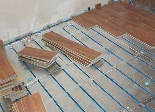 新房地暖铺该地板还是瓷砖好？老师傅这样解答，庆幸没弄错！