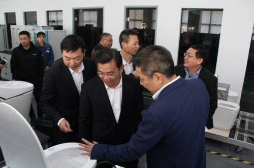台州副市长蒋冰风一行参观欧路莎智能马桶研发实验室