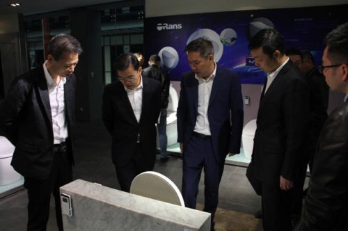 欧路莎卫浴董事长林华友（左三）向来访一行介绍产品