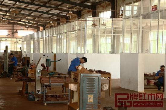 鲁班木艺工厂车间最大的特色是整齐排列的十四个工匠室，而工匠们均从事红木家具行业25年以上