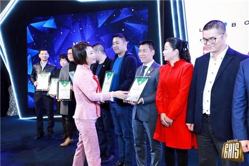 红星美凯龙控股集团副董事长车建芳为绿色领跑品牌代表颁奖