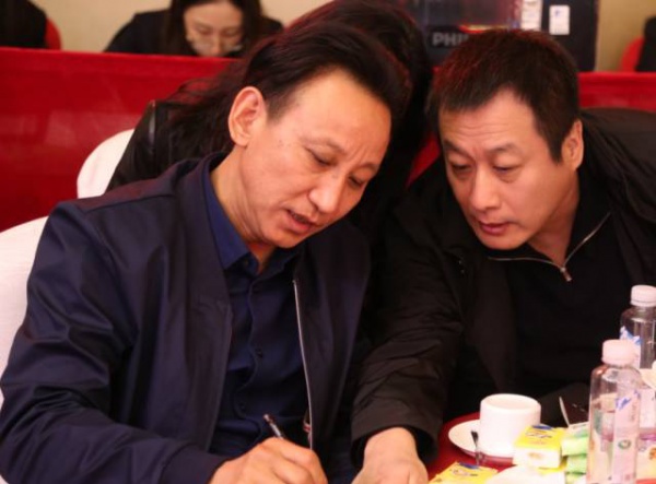 简一大理石瓷砖董事长李志林(左)出席签约仪式