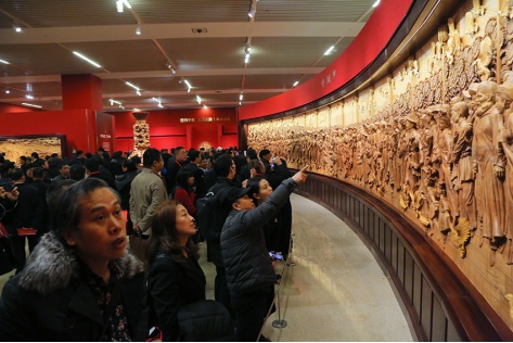 观众观摩木雕作品——《中国梦》