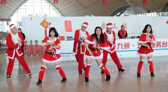 欧神诺圣诞老人闪亮武汉高铁站：让冬日旅途温暖你我