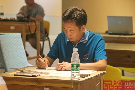 国方红木董事长陈新平在中山市工艺美术大师现场技能考核中