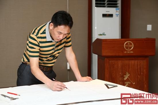 时至今日，国方红木董事长陈新平依然保持着自己亲自画设计图的习惯