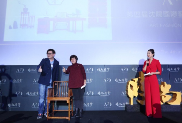 创美家居公司总经理杨帅先生，颁发特等奖荣麟京瓷新中式一笔杆椅