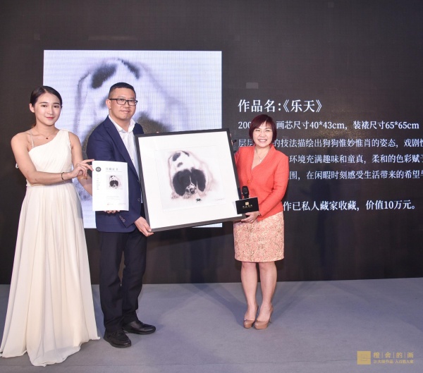 广州红蜓公社艺术品有限公司总经理、“橙舍的画”品牌创始人龙隆（左二）向麦玲玲赠画