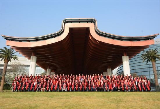 第八届中国红木家具品牌大会参会嘉宾在金砖会晤地——厦门国际会议中心合影留念