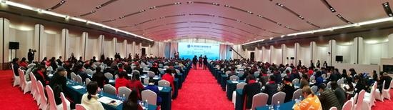 第八届中国红木家具品牌大会圆满举行，相关政府部门领导、专家学者、企业精英数百人出席了盛典