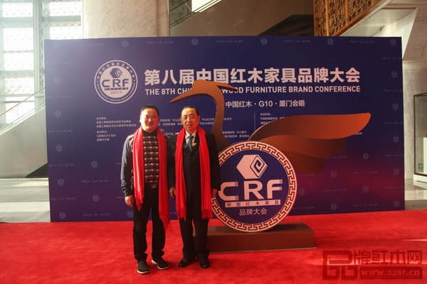 雅典红木包海深与国家人力资源和社会保障部原副部长杨志明（右)在大会现场合影留念