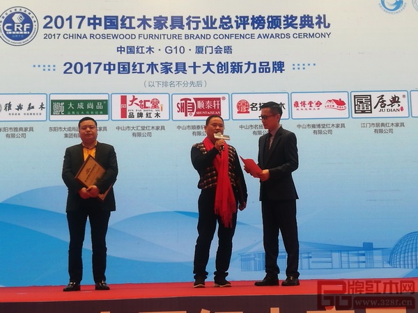 雅典红木董事长包海深在领奖时接受中央电视台主持人李晓东采访