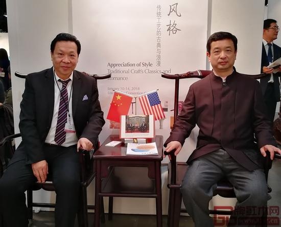 中国驻洛杉矶总领馆文化参赞古今（右）与红宝轩董事长曹兆庭（左）于《大明雅韵辉煌腾达官帽椅》上合影