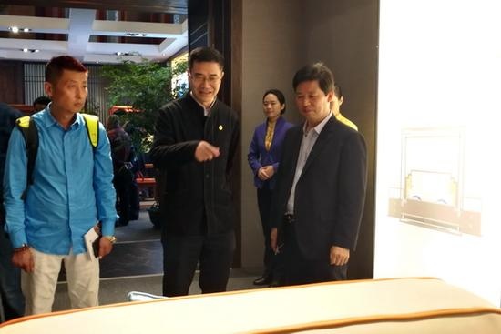 广东省家具协会会长王克（左二）莅临东成·文宋展馆参观指导