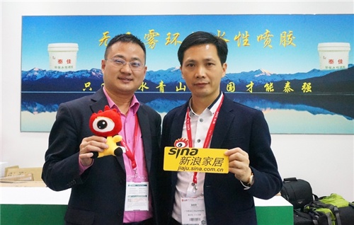 泰强化工总裁张凤帮（右）与泰强化工常务副总裁章光虎