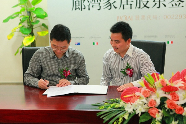 罗莱家纺CEO薛伟斌先生与副总裁冷志敏先生等股东现场签约，开启“高端合伙人梦想之旅”
