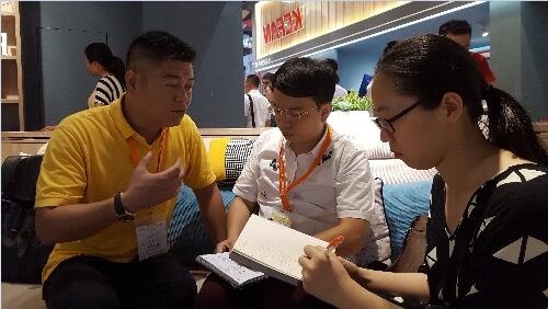 2016年中国建博会（广州）采访科凡董事长林涛工作照（左为林恒华）